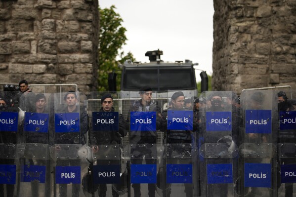 Policiais de choque montam guarda e bloqueiam a estrada para os manifestantes enquanto sindicalistas marcham durante as celebrações do Dia do Trabalho em Istambul, Turquia, quarta-feira, 1º de maio de 2024. A polícia de Istambul deteve dezenas de pessoas que tentavam chegar à praça principal da cidade, Taksim, em desafiando a proibição do governo de... Comemore o Dia do Trabalho em 1º de maio no local histórico.  (Foto AP/Emra Gurel)