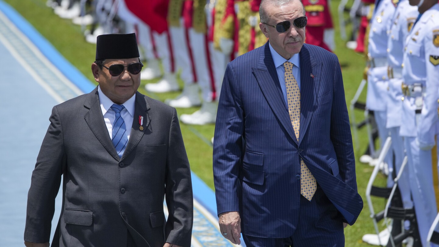 Leaders of Indonesia and Turkey hold talks on defense and economic ties