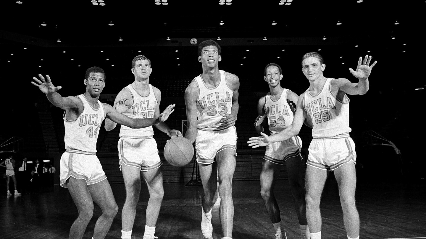 През 60-те години на миналия век UCLA се изкачи до номер 1 и рядко беше свален от мястото си