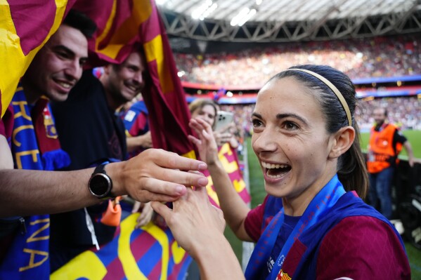 Aitana Bonmati của Barcelona ăn mừng cùng người hâm mộ sau khi giành chiến thắng trong trận chung kết bóng đá nữ Champions League giữa FC Barcelona và Olympique Lyonnais tại sân vận động San Mames ở Bilbao, Tây Ban Nha, Thứ Bảy, ngày 25 tháng 5 năm 2024. Barcelona thắng 2-0.  (Ảnh AP/Jose Breton)