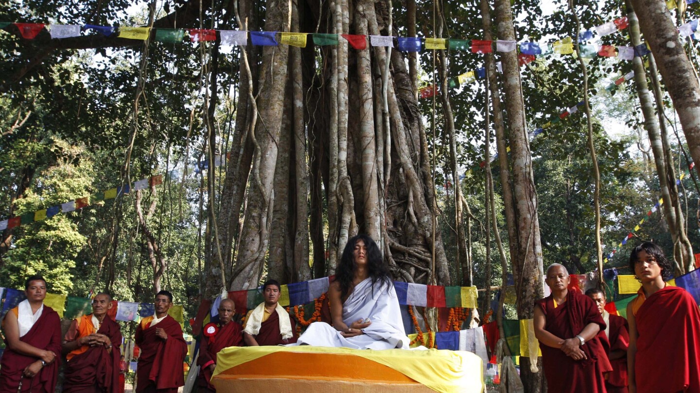 Непалският духовен водач „Момчето Буда“ беше осъден на 10 години затвор за сексуално посегателство над малолетни