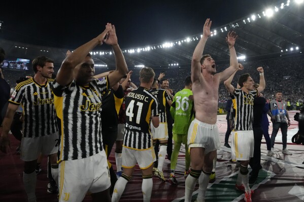 Juventus' Dusan Vlahovic celebrates with teammates at the end of the Italian Cup final soccer match between Atalanta and Juventus at Rome's Olympic Stadium, Wednesday, May 15, 2024. (AP Photo/Gregorio Borgia)