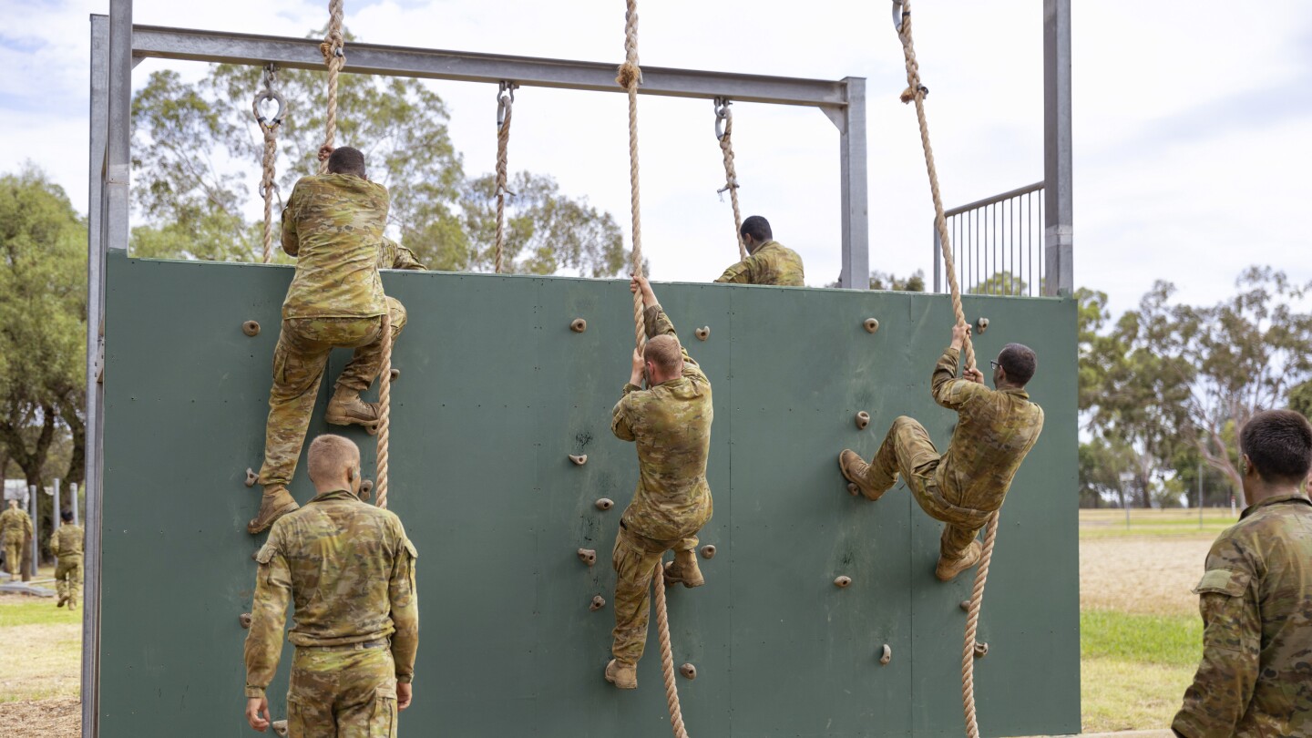 МЕЛБЪРН Австралия АП — Австралийските военни ще започнат да набират