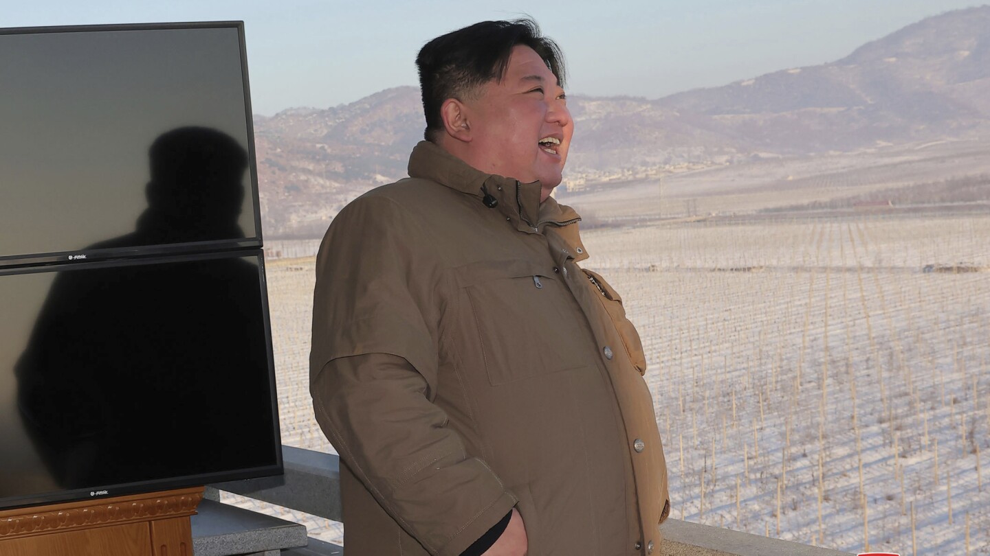 Севернокорейският лидер Ким отново заплашва с използване на ядрени оръжия, докато хвали войските за изстрелването на ракети с голям обсег
