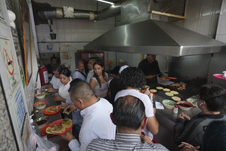 Een bovenaanzicht van Tacos El Califa de León, in Mexico-Stad, woensdag 15 mei 2024. Tacos El Califa de León is het eerste tacokraam ooit dat een Michelinster heeft gekregen van de Franse voedselgids.  (AP-foto/Fernando Llano)