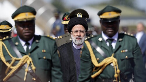 Presiden Iran Ebrahim Raisi, tengah, memeriksa pasukan kehormatan setibanya di Bandara Robert Mugabe di Harare, Zimbabwe, Kamis, 13 Juli 2023. Presiden Iran melakukan kunjungan langka ke Afrika sebagai negara yang sedang menjalani sanksi- kondisi ekonomi AS yang berat, berupaya memperdalam kemitraan di seluruh dunia.  (AP Photo/Tsvangirayi Mukwazhi)