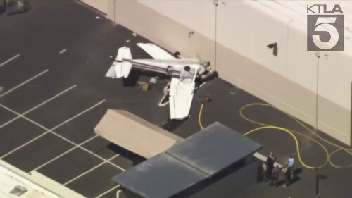 Esta imagen aérea de un video del canal 5 de KTLA-TV muestra un Cessna 172 de un solo motor que se estrelló cerca del aeropuerto French Valley en Murrieta, California, el martes 4 de julio de 2023. Una persona murió y tres resultaron heridas después de que el avión se estrellara contra el costado de un edificio y se estrellara cerca del aeropuerto French Valley en el condado de Riverside, dijeron las autoridades.  (Cortesía de KTLA-TV Canal 5 vía AP)