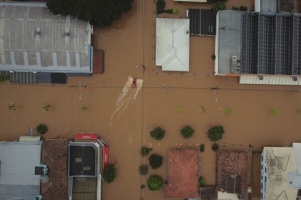 Straßen werden nach heftigen Regenfällen in São Sebastião do Cai, Bundesstaat Rio Grande do Sul, Brasilien, am Donnerstag, 2. Mai 2024, überschwemmt. (AP Photo/Carlos Macedo)