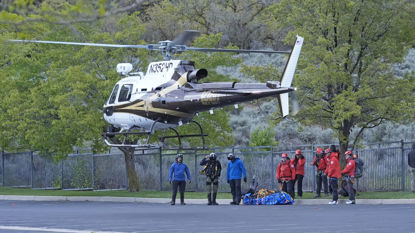 Издирвателни екипи откриха телата на двама скиори, затрупани от лавина в Юта, готови да ги извадят от планината