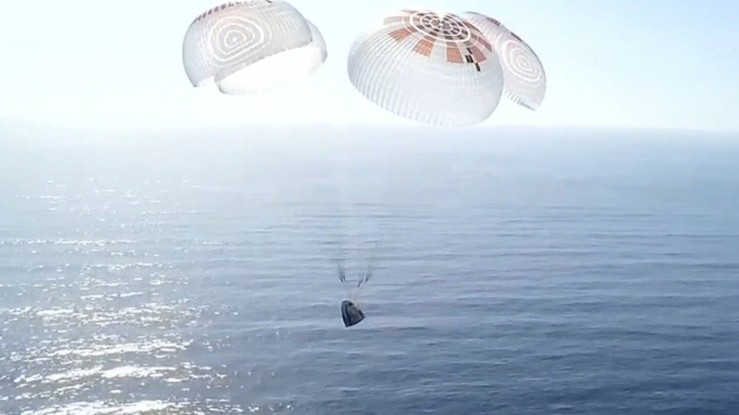 Quattro turisti spaziali tornano sulla Terra dopo un volo privato sui poli