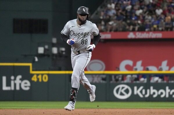 Chicago White Sox's Luis Robert Jr. runs the bases after hitting a home run during the third inning of a baseball game against the Texas Rangers in Arlington, Texas, Wednesday, July 24, 2024. (ĢӰԺ Photo/LM Otero)