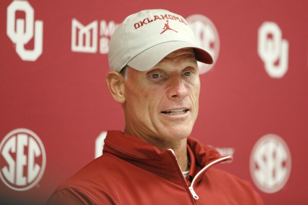 Oklahoma's president, AD back coach Brent Venables amid rough season | AP  News