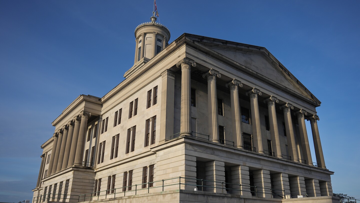 НАШВИЛ, Тенеси (AP) — Законодателство, изискващо училищата да определят причината