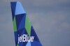 ملف – يظهر ذيل طائرة إيرباص A321 من شركة JetBlue Airways بينما تستعد الطائرة للإقلاع من مطار فورت لودرديل-هوليوود الدولي، الثلاثاء، 19 يناير 2021، في فورت لودرديل، فلوريدا. أما الشركات 