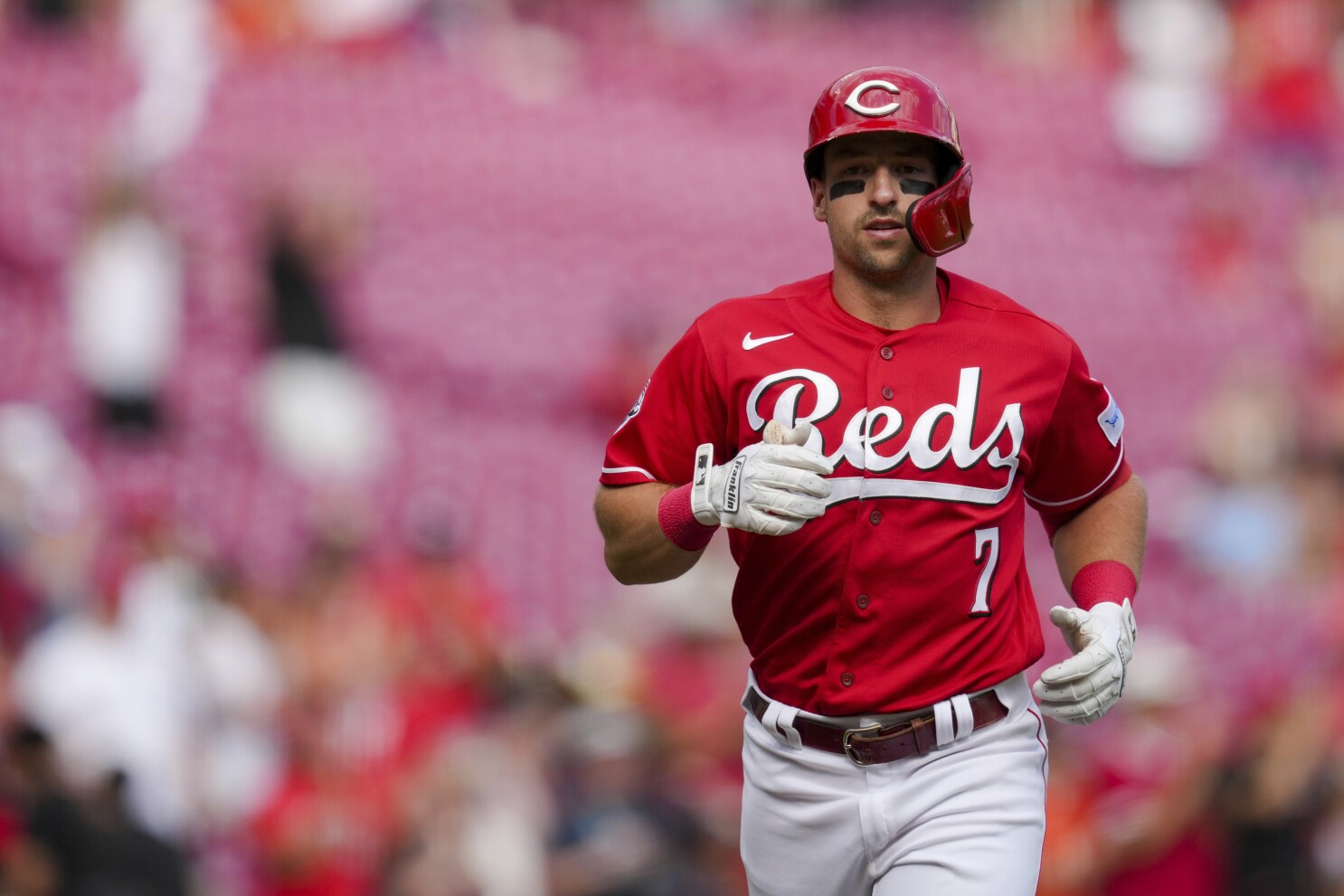 Steer's 3-run homer helps wild-card chasing Reds beat first-place Mariners  6-3