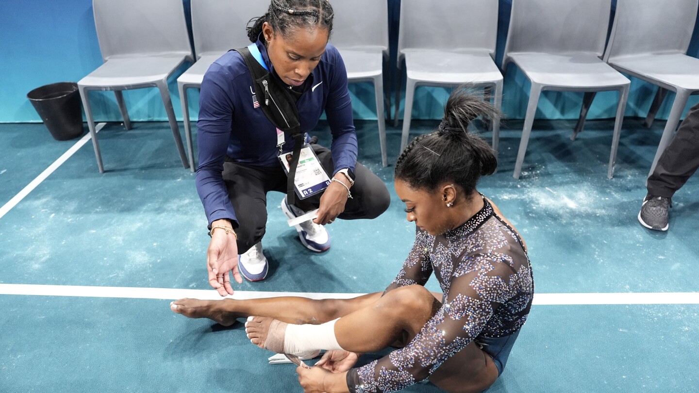 Simone Biles domina la gimnasia olímpica pese a una lesión en la pierna