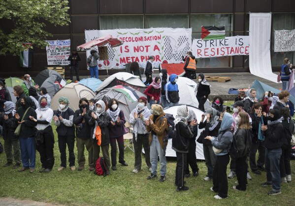 Les participants se tiennent lors d’une manifestation pro-palestinienne du groupe "La Coalition étudiante de Berlin" Dans la cour du théâtre de l'université « Freie Universität Berlin » à Berlin, Allemagne, le mardi 7 mai 2024. Des militants pro-palestiniens ont occupé mardi une cour de l'Université libre de Berlin.  (Sebastian Christoph Gollnow/dpa via AP)