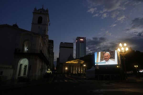Una imagen del papa Francisco es proyectada en una pantalla en las afueras de la Catedral de Buenos Aires, el sábado 26 de abril de 2025 mientras se realizaba su funeral en el Vaticano. (AP Foto/Natacha Pisarenko)