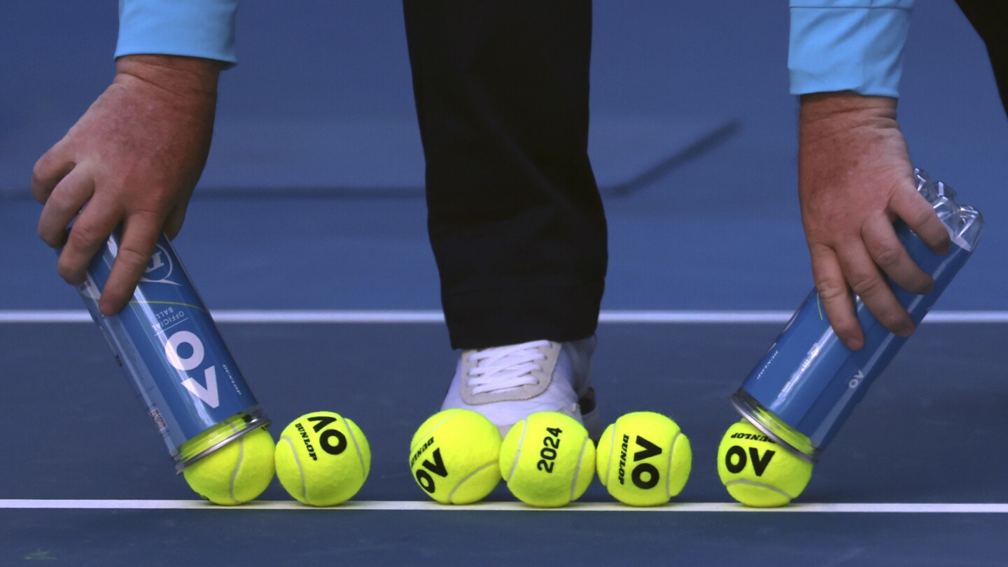 Могат ли твърде много смени на топки за тенис да причинят наранявания? Играчите мислят така. Обиколките се проверяват