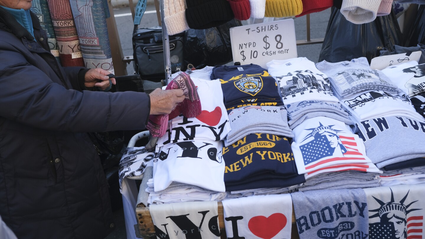 Продавачи на сувенири наводниха Бруклинския мост. Сега градът ги забранява