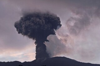 El monte Marapi expulsa material volcánico durante una erupción en Agam, Sumatra Occidental, Indonesia, el domingo 14 de enero de 2024. Docenas de personas que viven en las laderas del monte Marapi fueron evacuadas de sus casas después de que las autoridades indonesias elevaran el nivel de alerta del volcán al segundo más alto. (AP Foto/Givo Alputra)