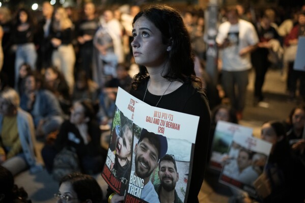 Pessoas participam de uma demonstração de solidariedade aos reféns na Faixa de Gaza, perto do Museu de Arte de Tel Aviv, sábado, 25 de novembro de 2023.  Autoridades egípcias disseram que o Hamas estava se preparando para libertar 14 reféns israelenses no sábado em troca de 42 palestinos.  Prisioneiros de Israel.  (Foto AP/Leo Correa)
