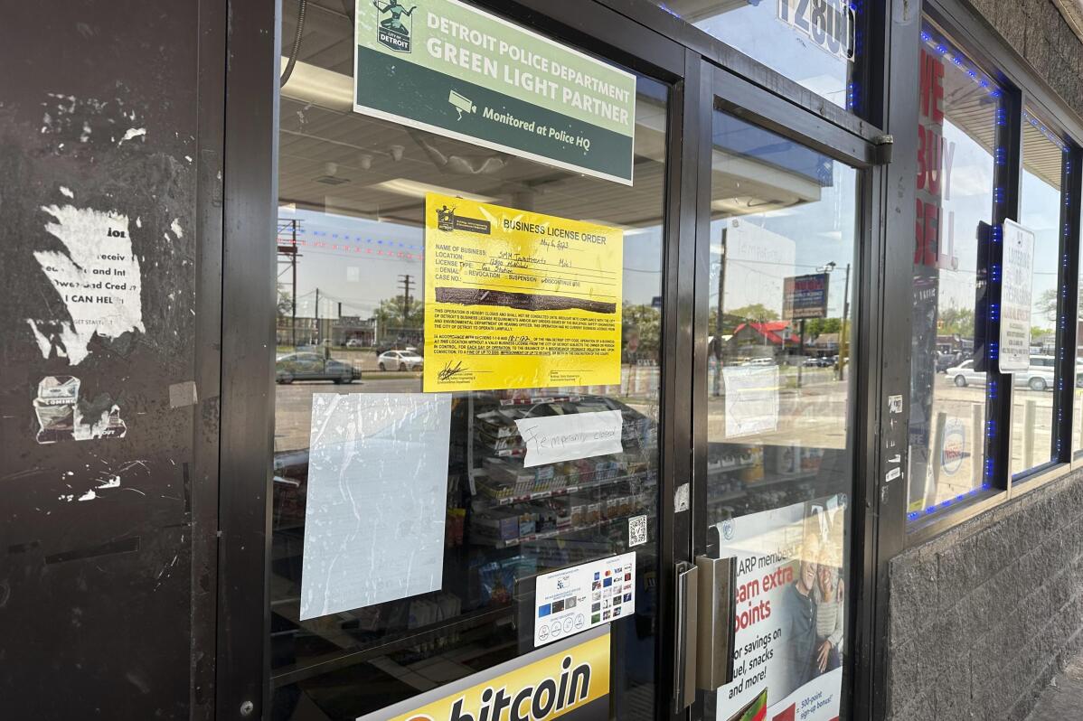 Detroit clerk who locked door before customers were shot will face