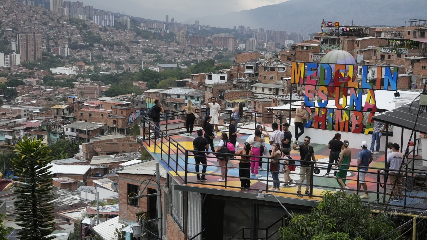 Убийствата на туристи и колумбийски жени разкриват тъмната страна на туристическия бум в Меделин