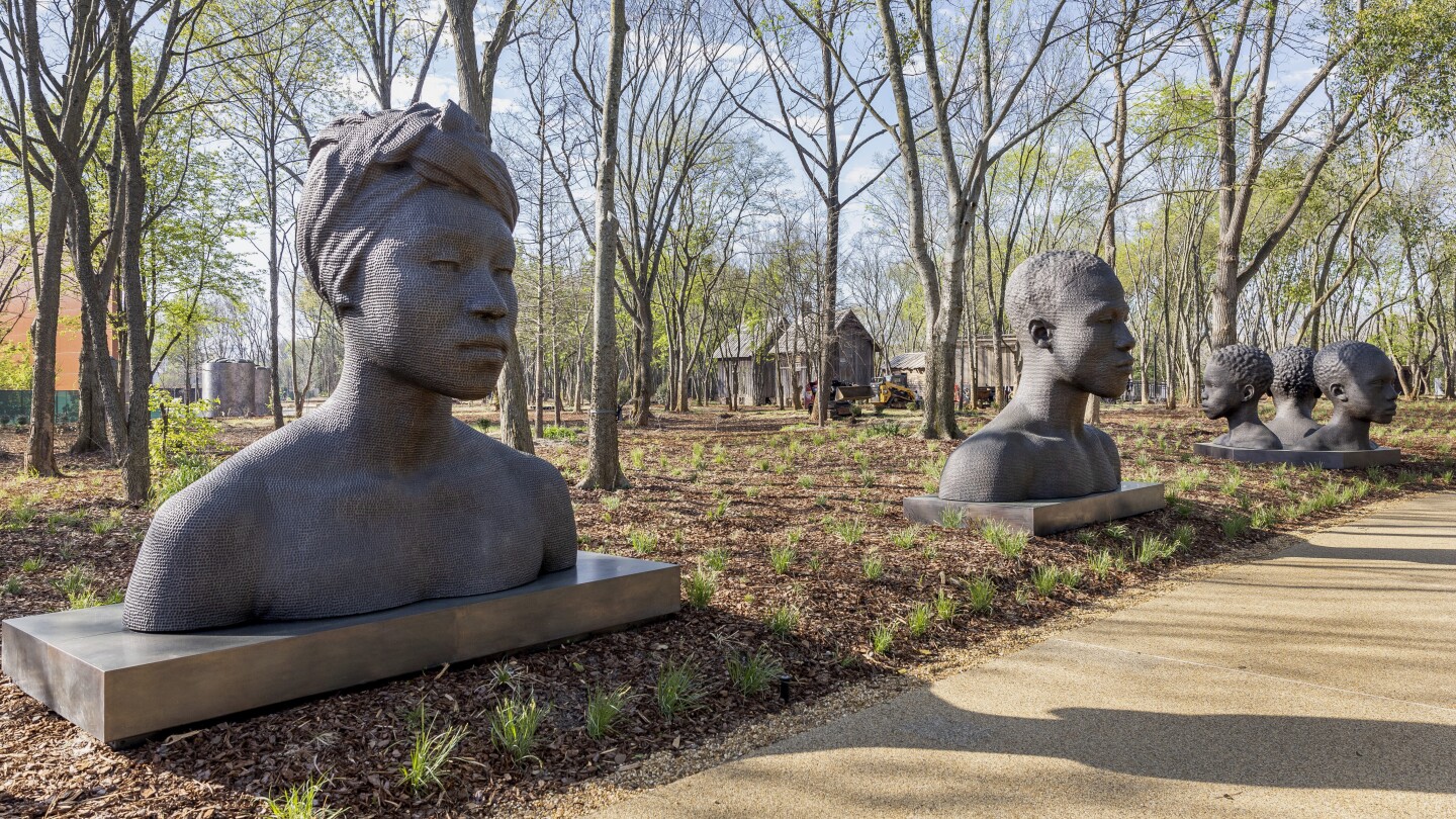 Скулптурният парк има за цел да погледне честно на робството и да почете онези, които са го изтърпели