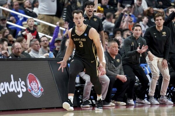 Oakland's Jack Gohlke (3) reacts after hitting a 3-point shot against Kentucky during the second half of a college basketball game in the first round of the men's NCAA Tournament on Thursday, March 21, 2024, in Pittsburgh. (AP Photo/Matt Freed)