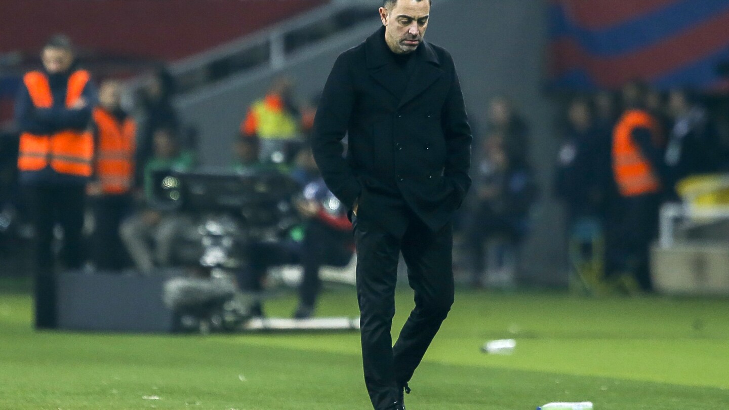 Президентът на Барселона се придържа към Шави в знак на подкрепа за треньора въпреки решението му да напусне