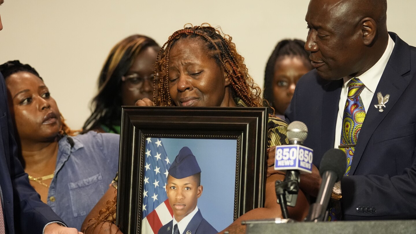 Убийството на летец от служител във Флорида е сред случаите на застреляни чернокожи в домовете си
