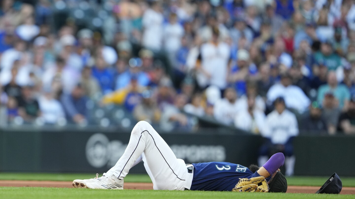 Mariners shortstop J.P. Crawford forced from game after 'weird little  collision