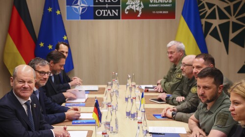 Bundeskanzler Olaf Scholz (links) trifft sich mit dem ukrainischen Präsidenten Wolodymyr Selenskyj (zweiter von rechts) während des NATO-Gipfels in Vilnius, Litauen, Mittwoch, 12. Juli 2023 (Yves Herman, Poolfoto über AP)