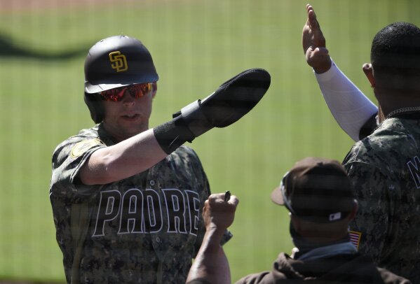 Diamondbacks blow lead with two outs in bottom of 9th, fall to Padres