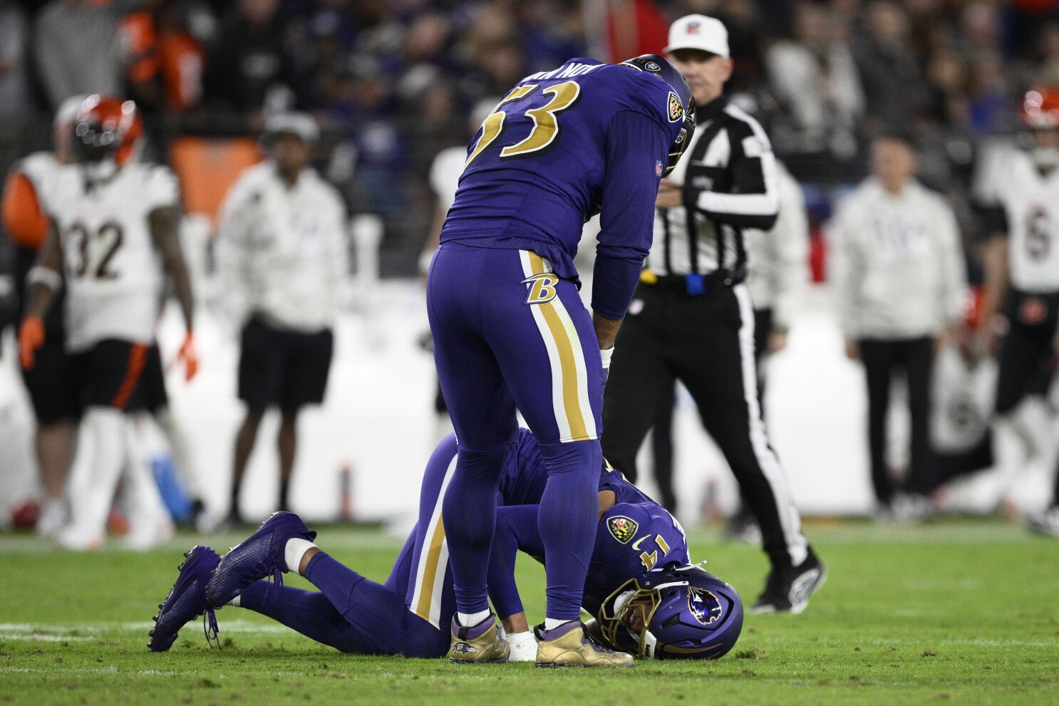 Ravens safety Kyle Hamilton injures right ankle vs. Bengals | AP News
