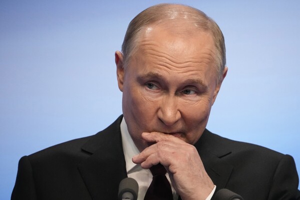 ファイル - 2024年3月18日のモスクワでの大統領選挙後、選挙対策本部を訪問したロシアのウラジーミル・プーチン大統領は演説する。プーチン大統領は、政治的反対派を打ち破り、壊滅的な政策を開始した後、火曜日の豪華なクレムリンの就任式でロシア大統領としての5期目を開始する。ウクライナ戦争と権力強化。  (AP写真、ファイル)