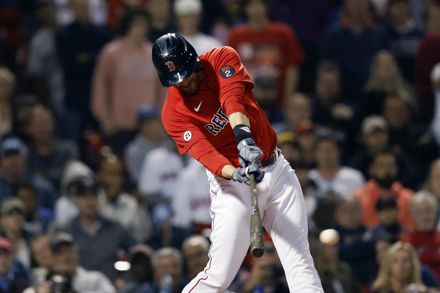 Martinez has RBI single in 8th, Red Sox beat Royals 2-1