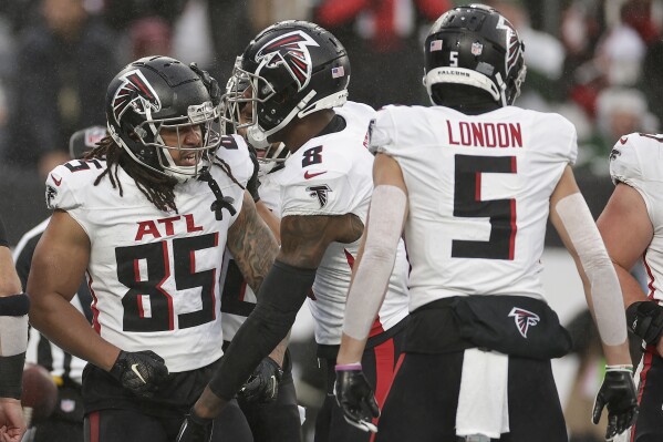 First-place Falcons go for third straight win with the playoffs in sight as  they host Bucs | AP News