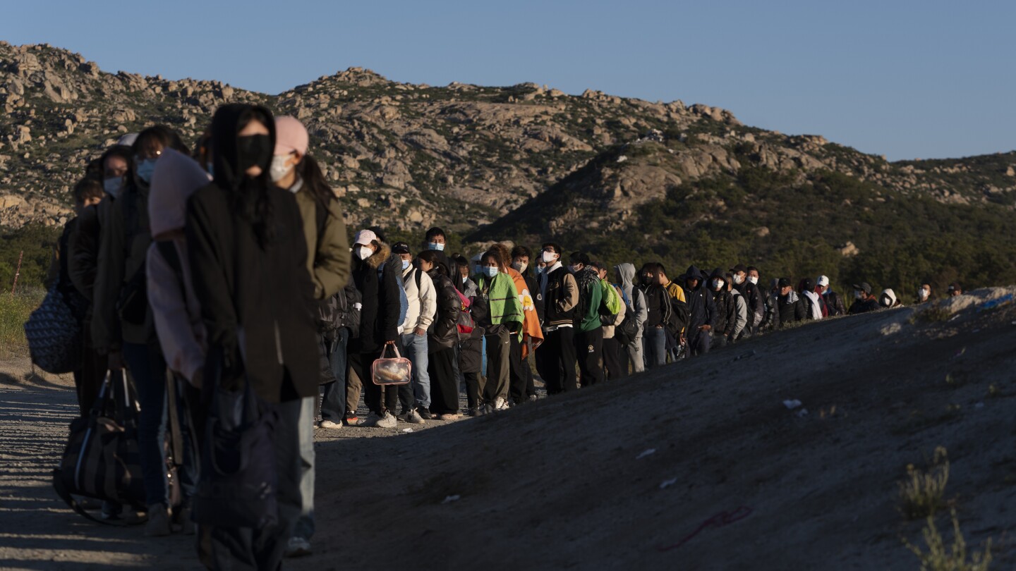 Последната гореща точка за незаконно преминаване на границата е Сан Диего. Но маршрутите се променят бързо