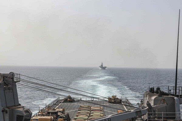 Trong hình ảnh do Hải quân Hoa Kỳ cung cấp, tàu đổ bộ USS Carter Hall và tàu tấn công đổ bộ USS Bataan đi qua eo biển Bab al-Mandeb vào ngày 9 tháng 8 năm 2023. Chỉ huy hàng đầu của lực lượng hải quân Hoa Kỳ tại Trung Đông cho biết Yemen Phiến quân Houthi không có dấu hiệu chấm dứt các cuộc tấn công “liều lĩnh” vào các tàu thương mại ở Biển Đỏ. Nhưng Phó Đô đốc Brad Cooper cho biết trong một cuộc phỏng vấn với Associated Press hôm thứ Bảy rằng ngày càng có nhiều quốc gia tham gia sứ mệnh hàng hải quốc tế để bảo vệ các tàu thuyền trên tuyến đường thủy quan trọng và giao thông thương mại đang bắt đầu tăng trưởng. (Mass Communications Spc. Hạng 2 Moises Sandoval/Hải quân Hoa Kỳ qua AP)