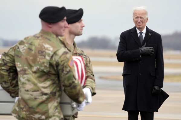 ジョー・バイデン大統領は、陸軍輸送チームが米陸軍兵長の有害を含む旗が落ちた移送ケースを移すことを見守っています。 ジョージア州キャロルトン出身のウィリアム・ジェローム・リバース（46歳）が2024年2月2日金曜日デラウェア州ドーバー空軍基地で死傷者帰還中。 リバースは1月28日、ヨルダンでドローン攻撃で死亡した。  （AP写真/アレックスブランドン）