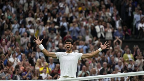 Španěl Carlos Alcaraz slaví po porážce Ruska Daniila Medveděva vítězství v semifinálovém utkání mužské dvouhry 12. dne tenisového Wimbledonského mistrovství v Londýně, pátek 14. července 2023. (AP Photo/Alastair Grant)