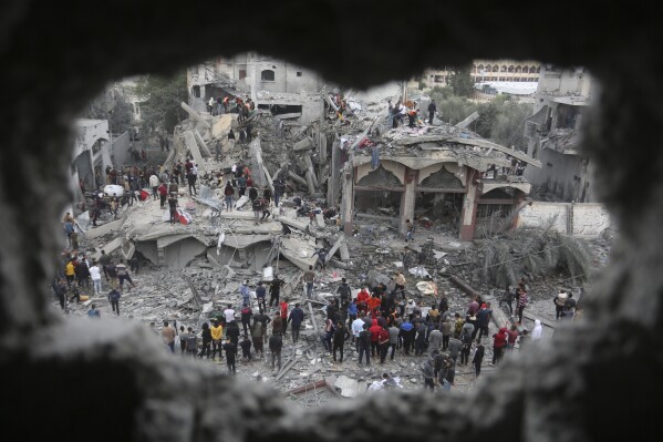 Palestinians search for survivors of the Israeli bombing in Rafah, Gaza Strip, Wednesday, Nov. 22, 2023. (AP Photo/Hatem Ali)