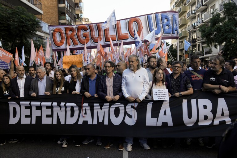 Popularny marsz żądający zwiększenia funduszy dla uniwersytetów publicznych i przeciwko środkom oszczędnościowym zaproponowanym przez prezydenta Javiera Mileya, Buenos Aires, Argentyna, wtorek, 23 kwietnia 2024 r. (AP Photo/Rodrigo Abd)