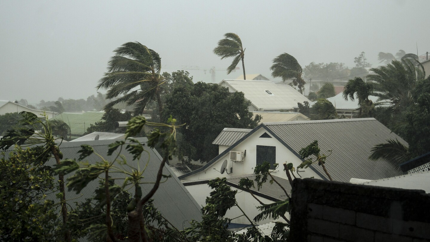 КЕЙПТАУН Южна Африка AP — Тропически циклон удари френския остров