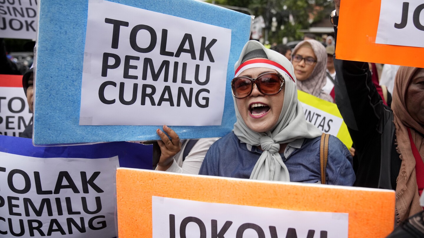 Индонезийски активисти протестират срещу победата на бившия генерал на президентските избори и твърдят, че е масова измама
