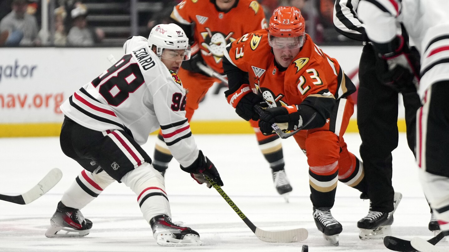 Blackhawks Defeat Ducks 4-2 in Anaheim