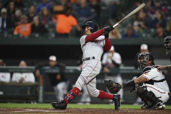 Against backdrop of controversy, Red Sox honored by Trump