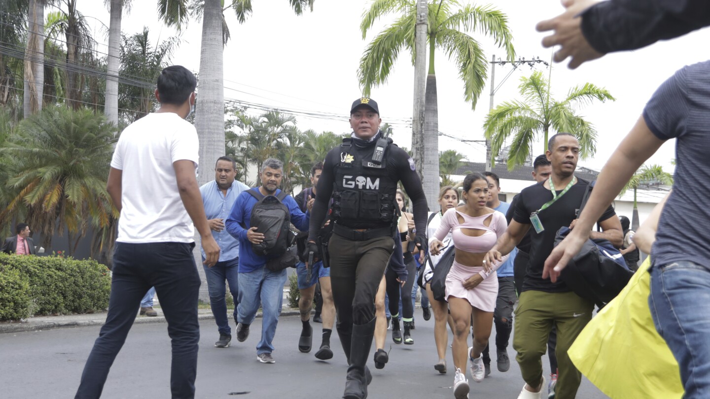 武装人员在厄瓜多尔直播期间冲进电视演播室